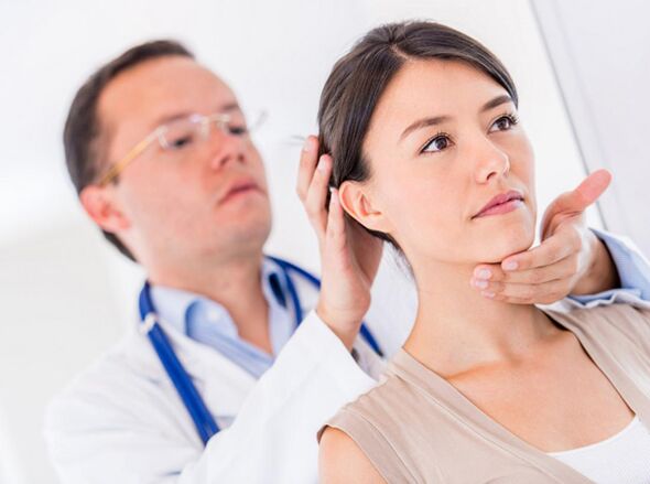 ārsts izskata pacientu ar dzemdes kakla osteohondrozi